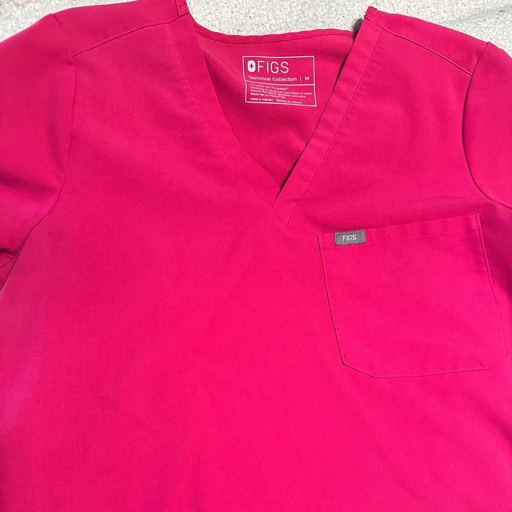 Figs hot pink size M women’s scrubs. Catarina top, Zamora bottoms.